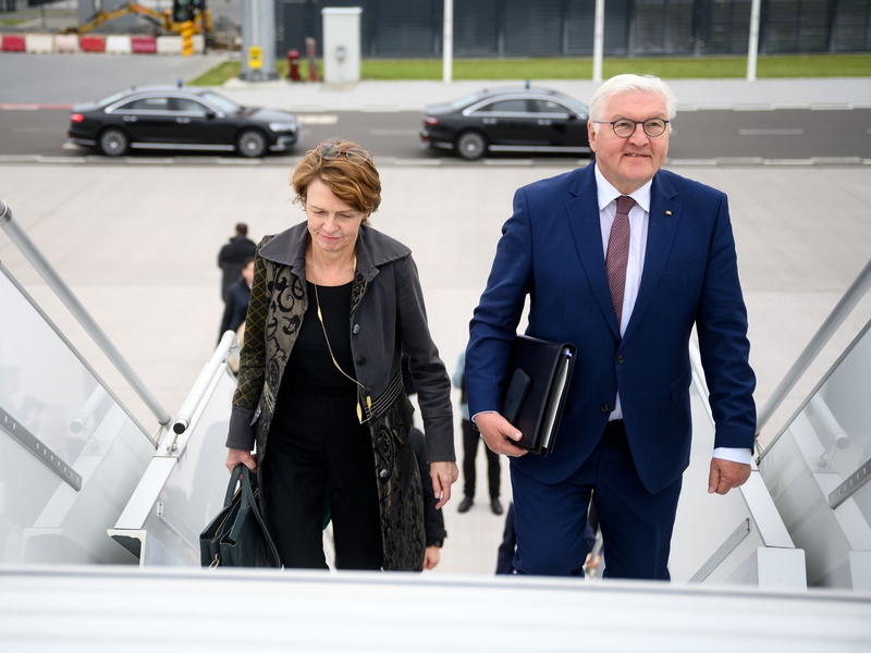 Bundespräsident Frank-Walter Steinmeier und seine Frau Elke Büdenbender unterhalten sich im Zentrum am Zoo mit Mitarbeiterinnen und Mitarbeitern der neuen Kinderakademie der Berliner Stadtmission. - Foto: Bernd von Jutrczenka/dpa