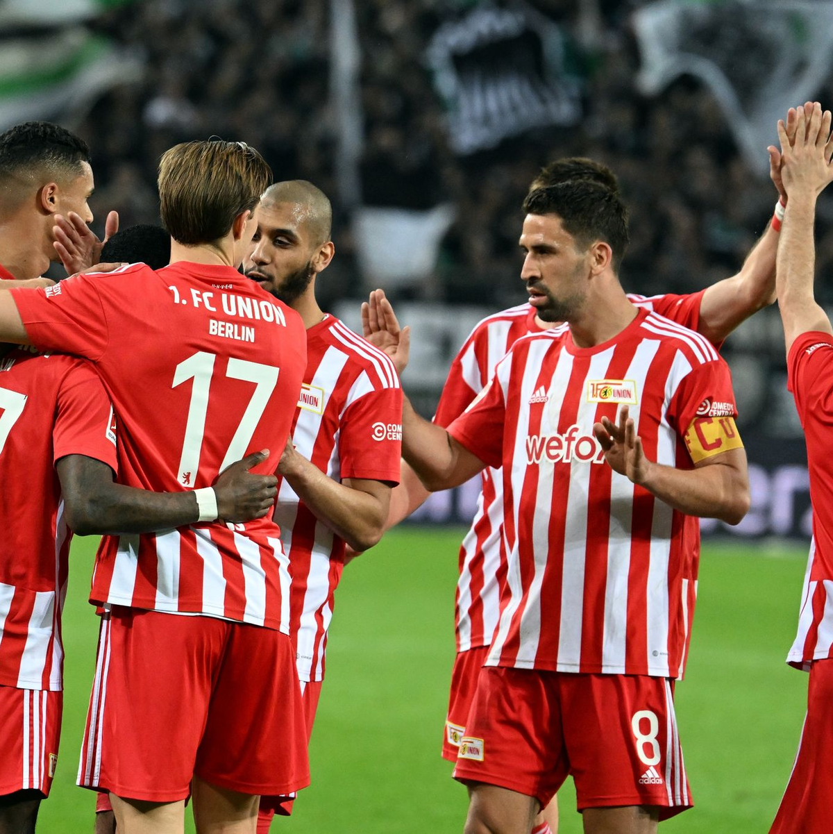Unions Robin Gosens (r) hatte auch schon mal bessere Laune: Gegen Gladbach reichte es nur für ein 0:0. - Foto: Federico Gambarini/dpa