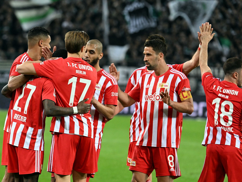 Unions Robin Gosens (r) hatte auch schon mal bessere Laune: Gegen Gladbach reichte es nur für ein 0:0. - Foto: Federico Gambarini/dpa