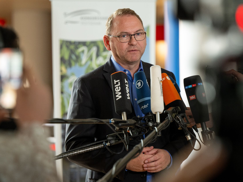 Verdi-Chef Frank Wernekeäußert Kritik an der Ampel-Regierung. - Foto: Monika Skolimowska/dpa