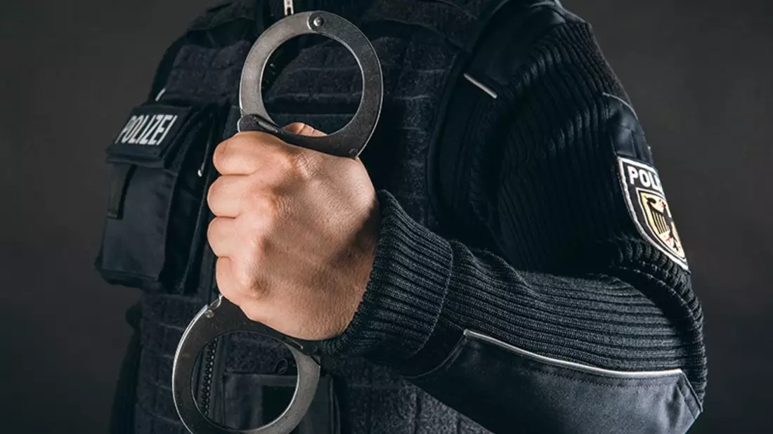 BPOL NRW: Bundespolizei vollstreckt internationalen Haftbefehl der türkischen Behörden wegen vorsätzlichen Totschlagdeliktes - weitere Festnahmen folgten! - Bild: presseportal.de