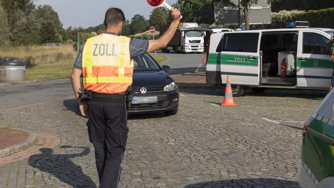 HZA-P: Ein Koffer voller Schmuggelzigaretten / Zoll wird bei Kontrollen auf der BAB 10 fündig - Bild: presseportal.de