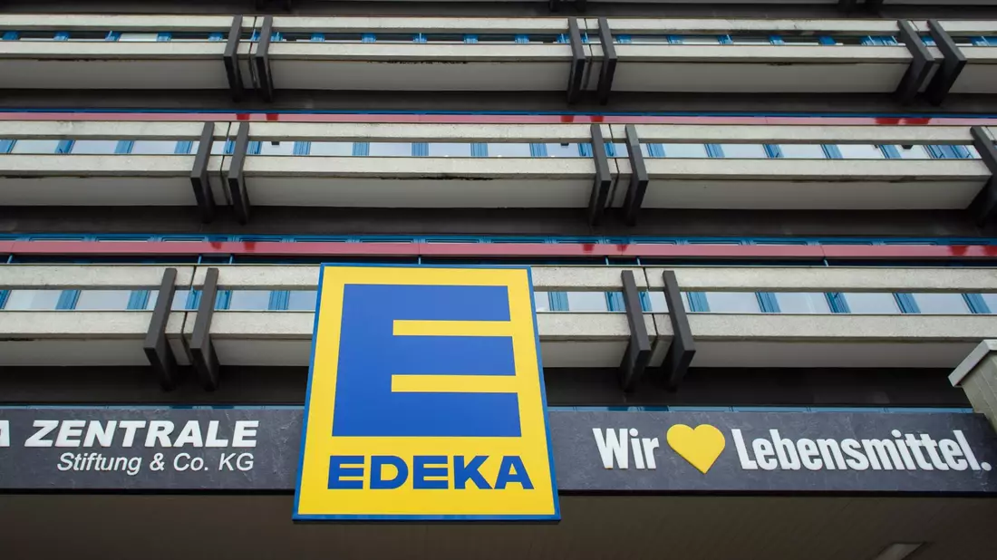 Eine Außenansicht der Edeka-Zentrale im Hamburger Statteil Winterhude. - Bild: Gregor Fischer/dpa