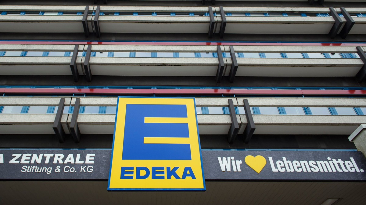 Eine Außenansicht der Edeka-Zentrale im Hamburger Statteil Winterhude. - Foto: Gregor Fischer/dpa