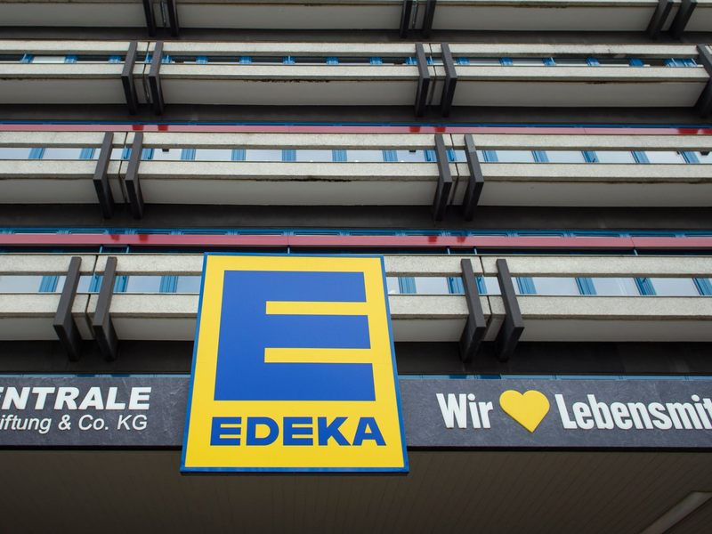 Eine Außenansicht der Edeka-Zentrale im Hamburger Statteil Winterhude. - Foto: Gregor Fischer/dpa