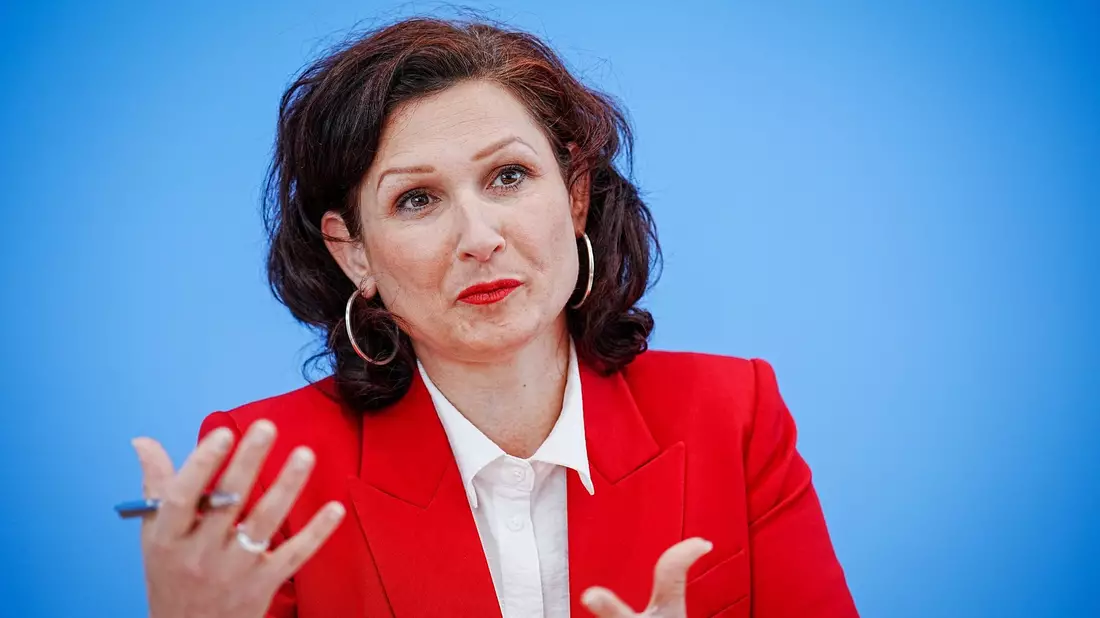 Die Antidiskriminierungsbeauftragte des Bundes: Ferda Ataman. - Bild: Kay Nietfeld/dpa
