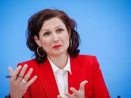 Die Antidiskriminierungsbeauftragte des Bundes: Ferda Ataman. - Foto: Kay Nietfeld/dpa