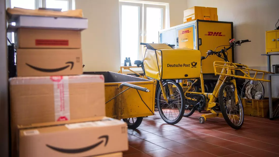 Wo lang geht es zur Post? Mancherorts endet der Weg vor einem Automaten. (Symbolbild) - Bild: Sina Schuldt/dpa