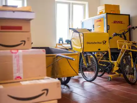 Wo lang geht es zur Post? Mancherorts endet der Weg vor einem Automaten. (Symbolbild) - Foto: Sina Schuldt/dpa
