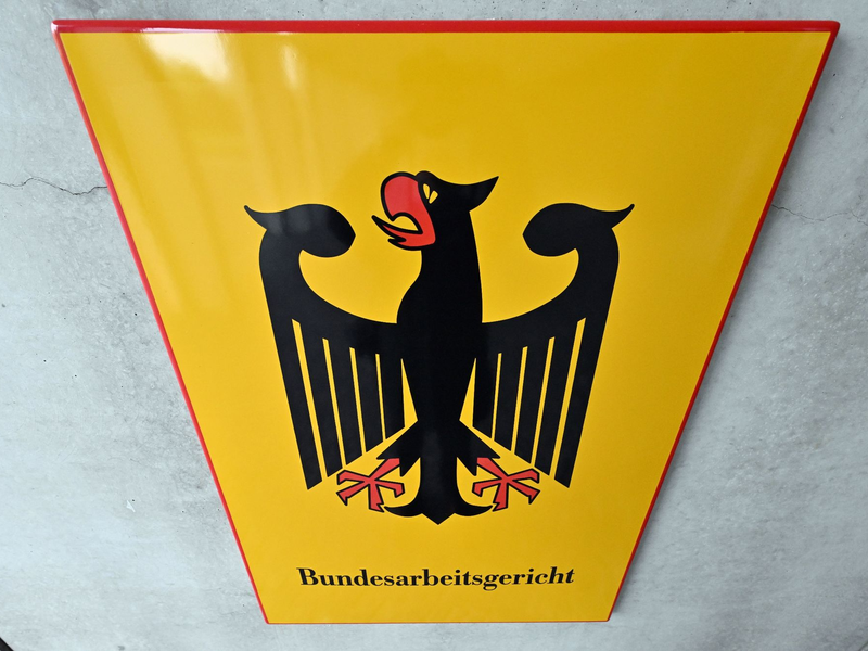 Das Bundesarbeitsgericht prüft, ob ein Anspruch auf Entgeldfortzahlung besteht, nachdem sich ein Arbeitnehmer für den Zeitraum der Kündigungsfrist krankgemeldet hat. - Foto: Martin Schutt/dpa