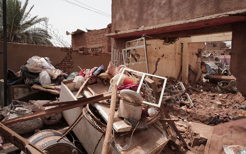 Alltag in Khartum:Â Rauch steigt nach anhaltenden KĂ€mpfen in der Hauptstadt ĂŒber DĂ€chern auf. - Foto: Marwan Ali/AP/dpa Alltag in Khartum:Â Rauch steigt nach anhaltenden KĂ€mpfen in der Hauptstadt ĂŒber DĂ€chern auf. - Foto: Marwan Ali/AP/dpa
