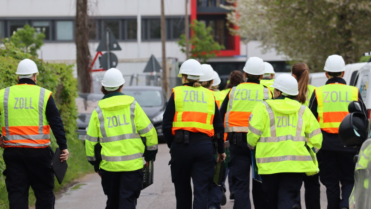 POL-HST: Polizei hilft Schwanenfamilie über die B96 bei Stralsund - Foto: presseportal.de