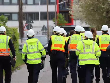 POL-HST: Polizei hilft Schwanenfamilie über die B96 bei Stralsund - Foto: presseportal.de