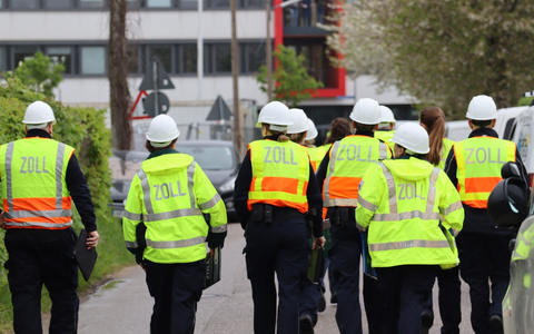 POL-HST: Polizei hilft Schwanenfamilie über die B96 bei Stralsund - Foto: presseportal.de