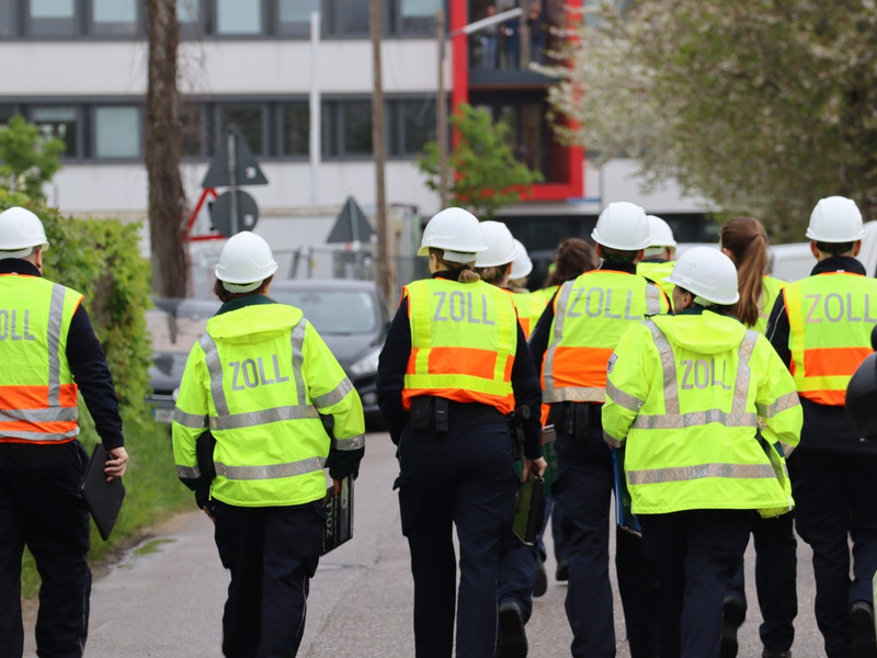 POL-HST: Polizei hilft Schwanenfamilie über die B96 bei Stralsund - Foto: presseportal.de