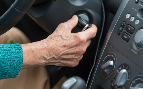 Die Jüngeren stimmen für die regelmäßigen Prüfungen für ältere Fahrerinnen und Fahrer. - Foto: Patrick Pleul/dpa-Zentralbild/dpa
