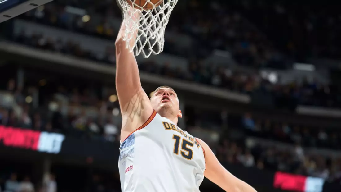 Von den Wolves nicht zu stoppen: Nikola Jokic. - Bild: David Zalubowski/AP/dpa