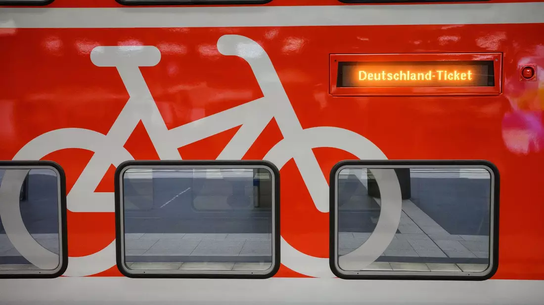 «Deutschland-Ticket» steht auf dem Display eines Nahverkehrszuges in Berlin. - Bild: Bernd von Jutrczenka/dpa