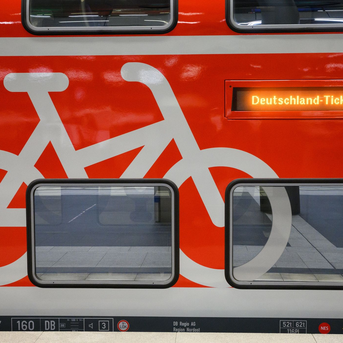 «Deutschland-Ticket» steht auf dem Display eines Nahverkehrszuges in Berlin. - Foto: Bernd von Jutrczenka/dpa