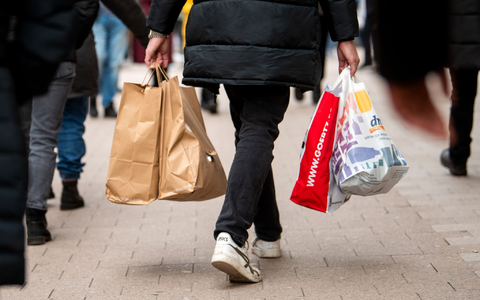 Die Verbraucherstimmung in Deutschland hat sich im Juli leicht aufgehellt.(Archivbild) - Foto: Daniel Bockwoldt/dpa