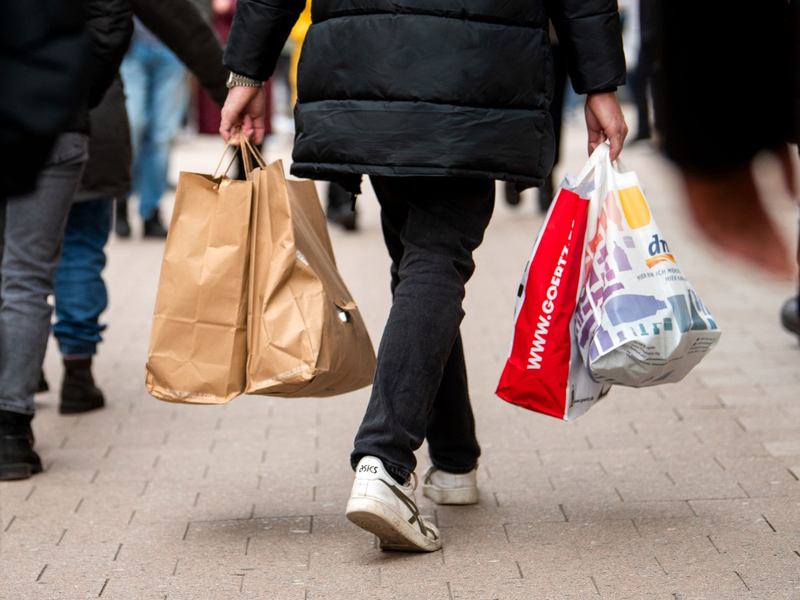 Die Verbraucherstimmung in Deutschland hat sich im Juli leicht aufgehellt.(Archivbild) - Foto: Daniel Bockwoldt/dpa