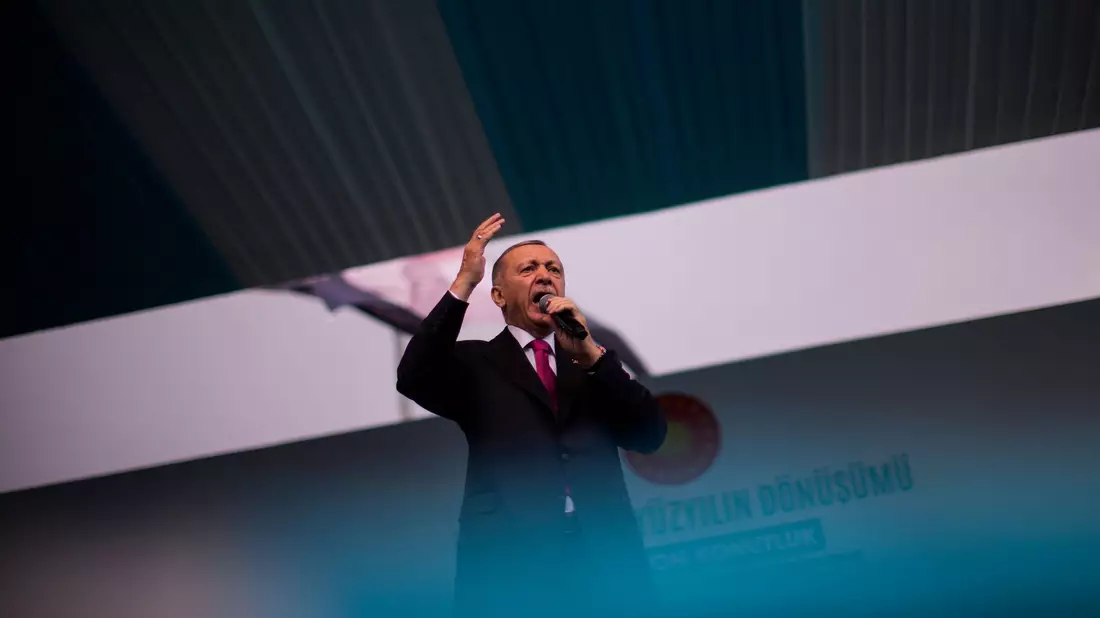 Gut zehn Monate nach seiner Wiederwahl gilt die Abstimmung als Stimmungstest für den Präsidenten und seine AKP: Recep Tayyip Erdogan. - Bild: Francisco Seco/AP/dpa
