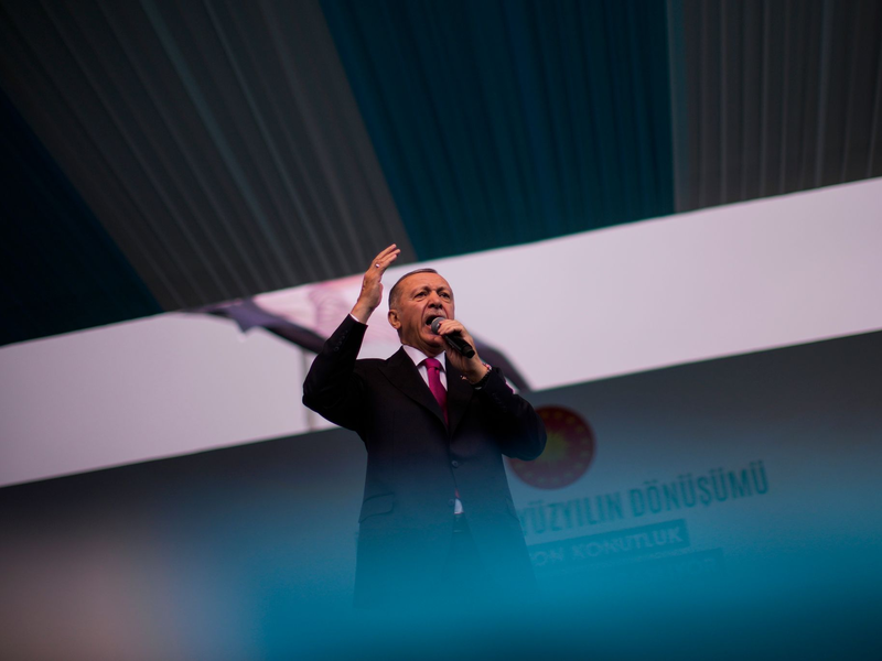 Gut zehn Monate nach seiner Wiederwahl gilt die Abstimmung als Stimmungstest für den Präsidenten und seine AKP: Recep Tayyip Erdogan. - Foto: Francisco Seco/AP/dpa