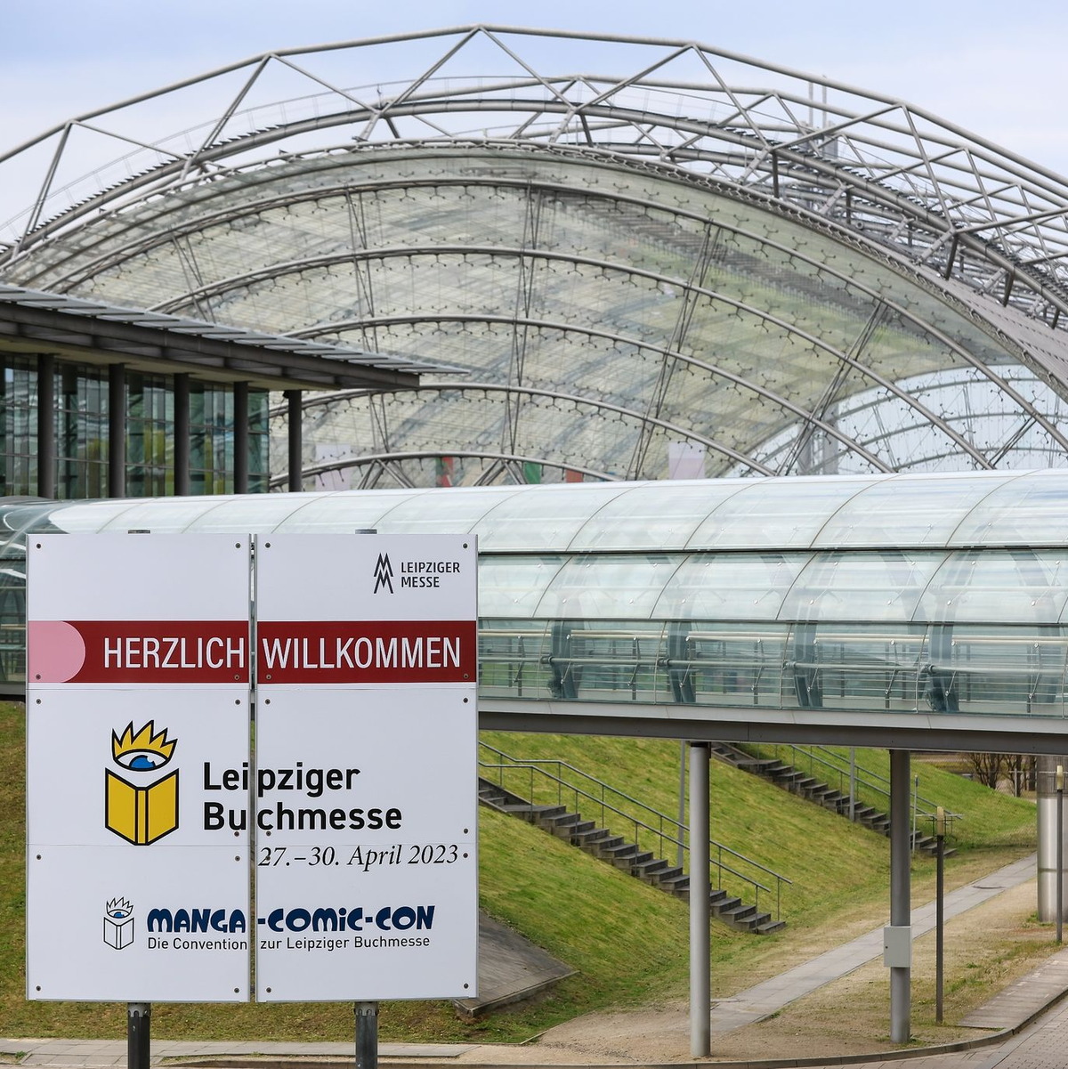 Der niederländische Ministerpräsident Mark Rutte begrüßt die Kulturstaatsministerin Claudia Roth vor der Eröffnung der Leipziger Buchmesse im Gewandhaus. - Foto: Jan Woitas/dpa