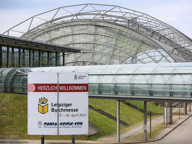 Der niederländische Ministerpräsident Mark Rutte begrüßt die Kulturstaatsministerin Claudia Roth vor der Eröffnung der Leipziger Buchmesse im Gewandhaus. - Foto: Jan Woitas/dpa