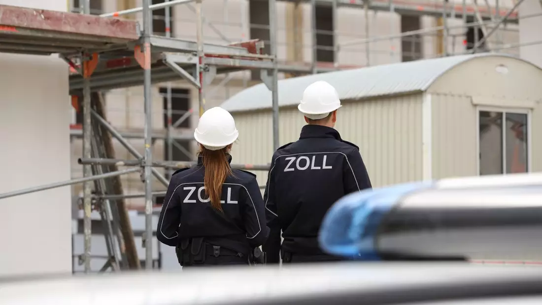 HZA-S: Durchsuchungen wegen des Verdachts auf Schwarzarbeit - Bild: presseportal.de