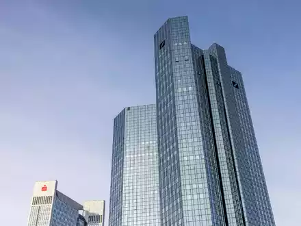 Im dritten Quartal verzeichnet die Deutsche Bank einen Gewinnrückgang. - Foto: Helmut Fricke/dpa