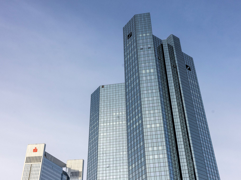 Die Deutsche Bank in Frankfurt verwies auf Anfrage auf ein nach wie vor «deutlich erhöhtes Aufkommen an Anfragen und Aufträgen» der Kundschaft. - Foto: Helmut Fricke/dpa