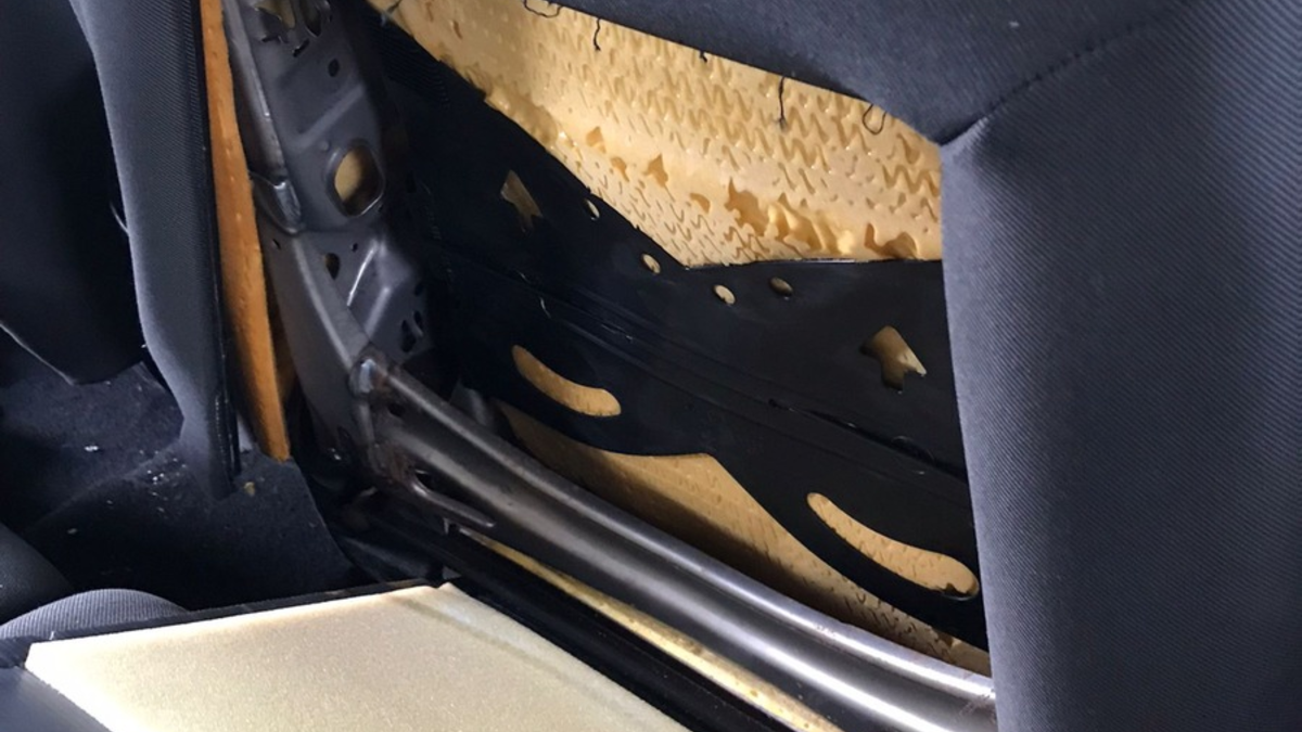 HZA-B: Shisha-Tabak in ungewöhnlichem Versteck/ Der ZOLL stellt in Berlin 16 Kilo Tabak und 1729 illegale E-Zigaretten sicher - Foto: presseportal.de