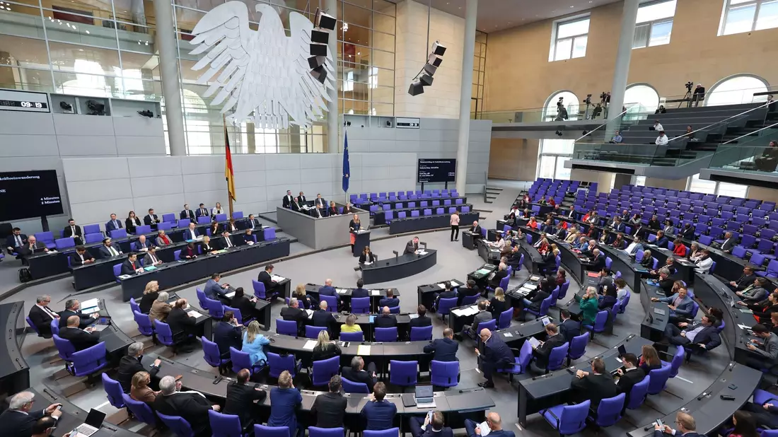 Die Linken-Vorsitzende Ines Schwerdtner fordert Spahns Rücktritt als Fraktionsvorsitzender der Union. - Bild: Jörg Carstensen/dpa