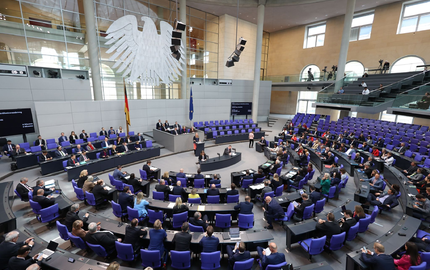 Die Linken-Vorsitzende Ines Schwerdtner fordert Spahns Rücktritt als Fraktionsvorsitzender der Union. - Foto: Jörg Carstensen/dpa