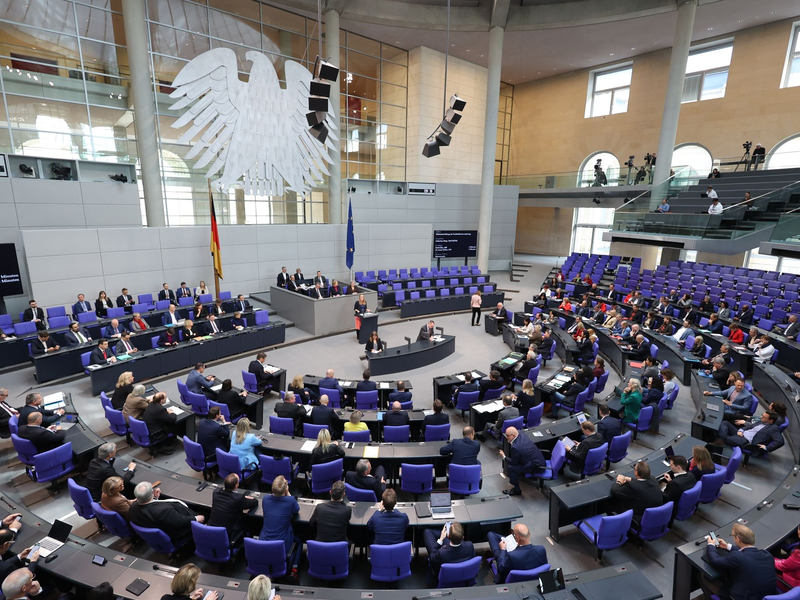 Die Linken-Vorsitzende Ines Schwerdtner fordert Spahns Rücktritt als Fraktionsvorsitzender der Union. - Foto: Jörg Carstensen/dpa