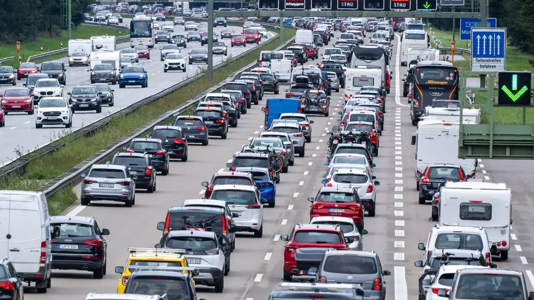 Zum Wochenende rechnet der ADAC wieder mit Staus auf Autobahnen. (Archivbild) - Bild: Peter Kneffel/dpa