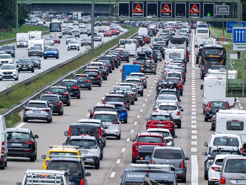 Zum Wochenende rechnet der ADAC wieder mit Staus auf Autobahnen. (Archivbild) - Foto: Peter Kneffel/dpa
