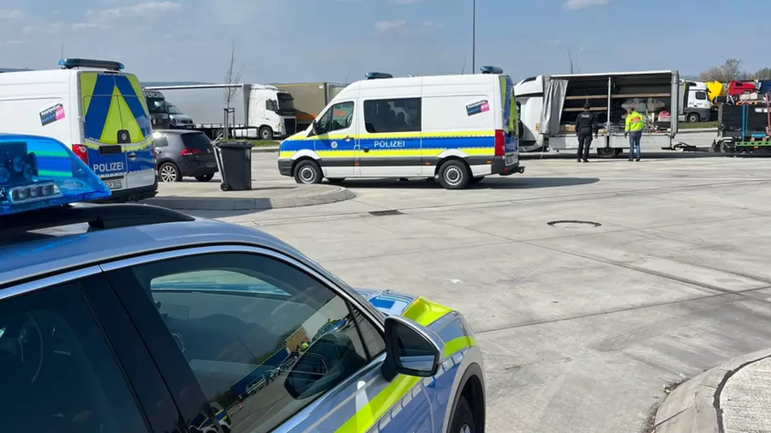 POL-KS: Behördenübergreifende Kontrolle des Schwerverkehrs an der Autobahn 7 bei Kassel: Elf Fahrzeuge mussten stehenbleiben - Bild: presseportal.de