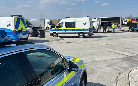 POL-KS: Behördenübergreifende Kontrolle des Schwerverkehrs an der Autobahn 7 bei Kassel: Elf Fahrzeuge mussten stehenbleiben - Foto: presseportal.de