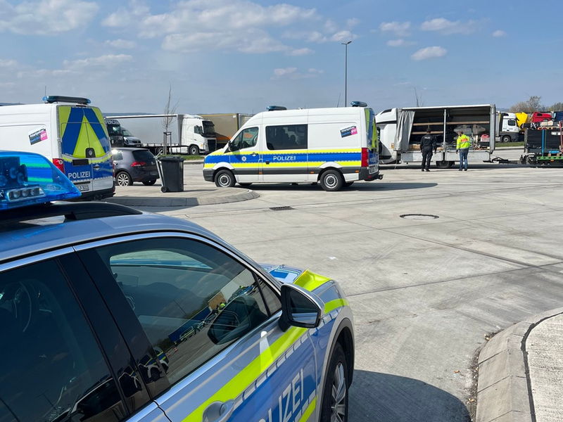 POL-KS: Behördenübergreifende Kontrolle des Schwerverkehrs an der Autobahn 7 bei Kassel: Elf Fahrzeuge mussten stehenbleiben - Foto: presseportal.de