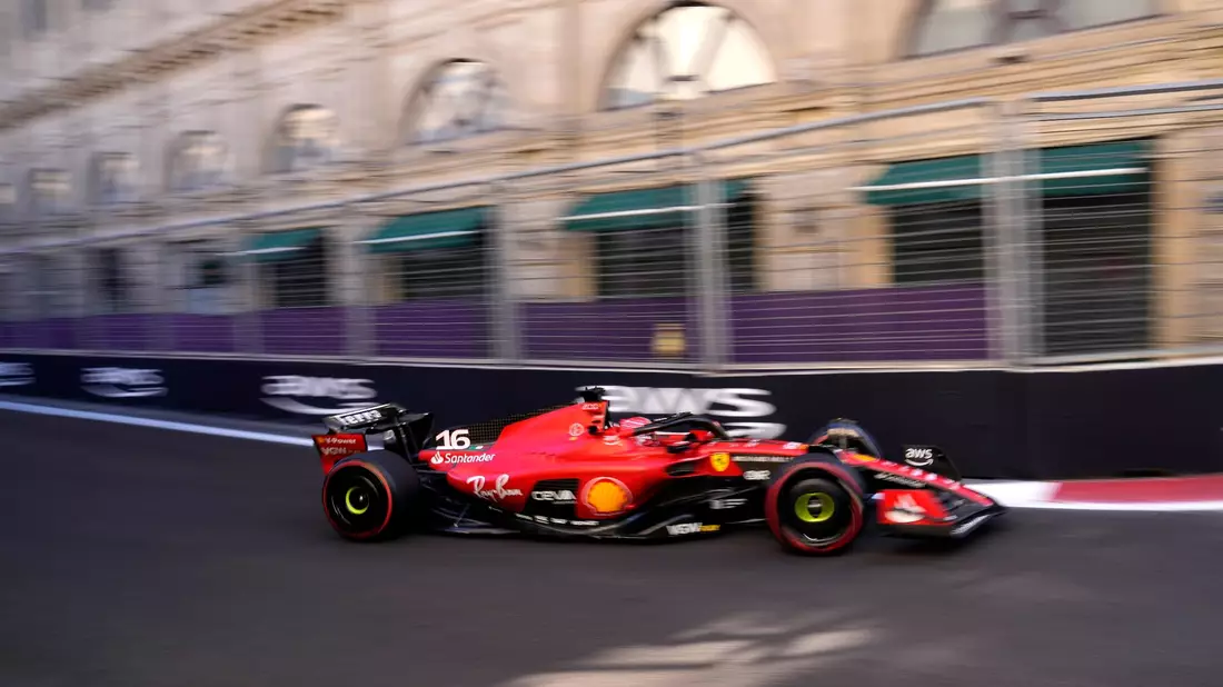 Ferrari-Pilot Charles Leclerc war in Kurve elf über den Randstein hinaus gefahren und hatte dabei offensichtlich die Abdeckung gelockert. - Bild: Darko Bandic/AP/dpa