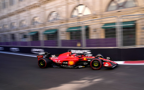 Ferrari-Pilot Charles Leclerc war in Kurve elf über den Randstein hinaus gefahren und hatte dabei offensichtlich die Abdeckung gelockert. - Foto: Darko Bandic/AP/dpa