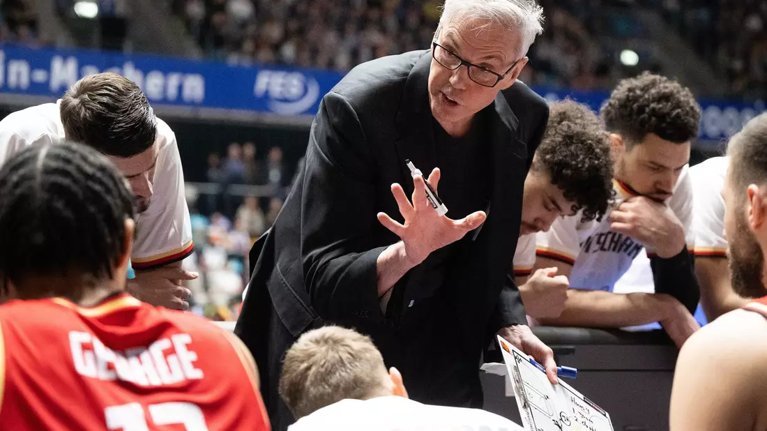 Basketball-Bundestrainer Gordon Herbert setzt auf ein eingespieltes Team. - Bild: Sebastian Gollnow/dpa