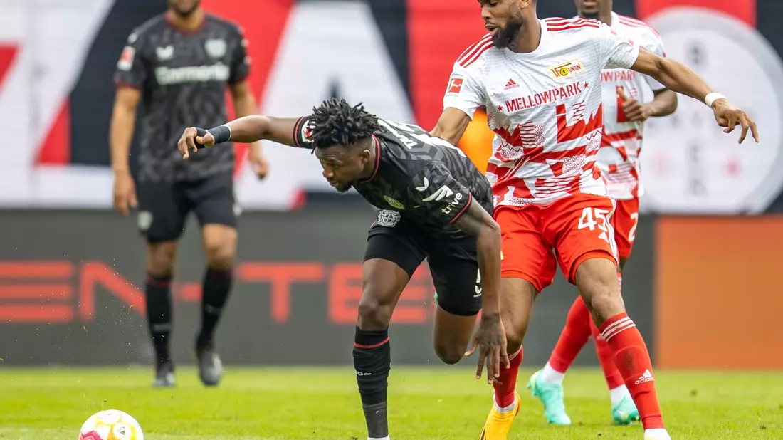 Berlins Kevin Vogt bedankt sich bei Wooyeong Jeong nach dessen Treffer zum 1:1. - Bild: Andreas Gora/dpa