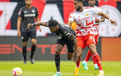 Berlins Kevin Vogt bedankt sich bei Wooyeong Jeong nach dessen Treffer zum 1:1. - Foto: Andreas Gora/dpa Berlins Kevin Vogt bedankt sich bei Wooyeong Jeong nach dessen Treffer zum 1:1. - Foto: Andreas Gora/dpa