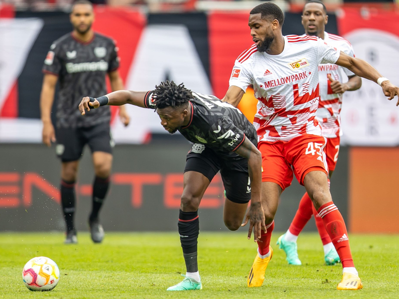 Berlins Kevin Vogt bedankt sich bei Wooyeong Jeong nach dessen Treffer zum 1:1. - Foto: Andreas Gora/dpa