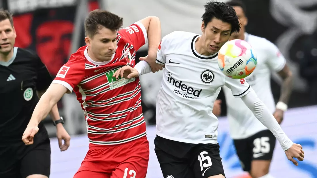Das Eintracht-Heimspiel gegen den FC Augsburg stand ganz im Zeichen des Gedenkens an Bernd Hölzenbein. - Bild: Arne Dedert/dpa