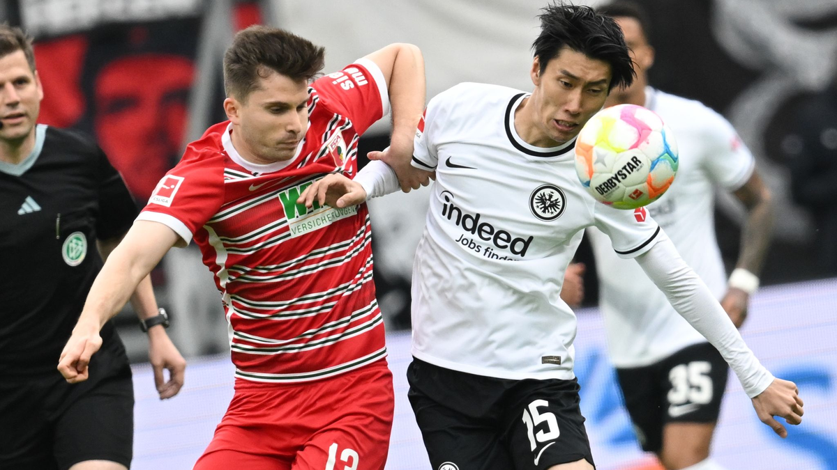 Das Eintracht-Heimspiel gegen den FC Augsburg stand ganz im Zeichen des Gedenkens an Bernd Hölzenbein. - Foto: Arne Dedert/dpa