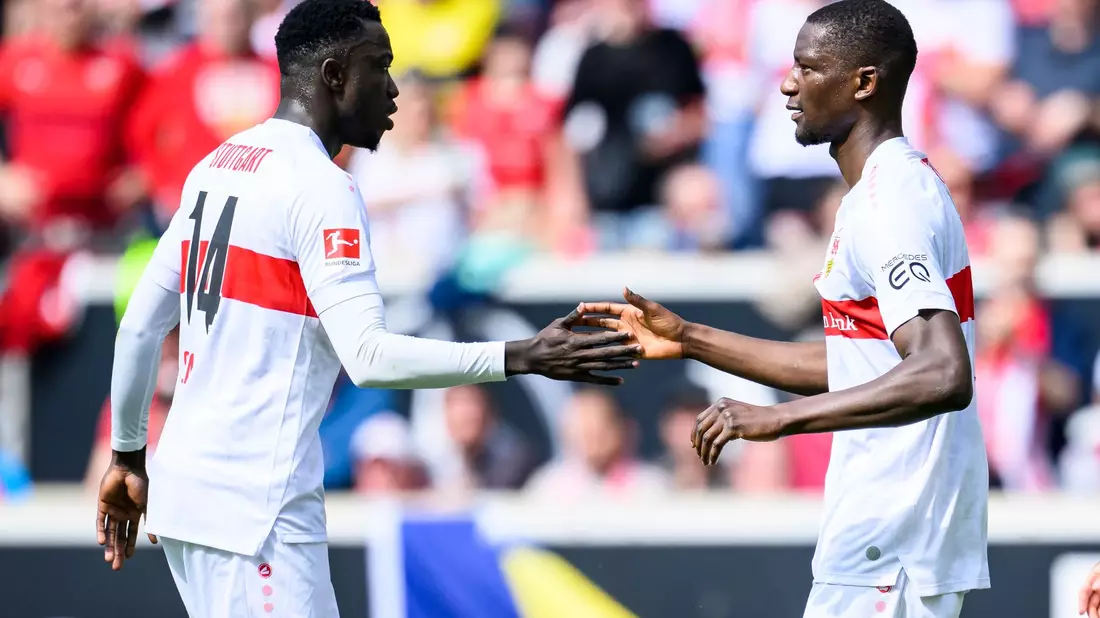 Auch am letzten Spieltag trifft Stuttgarts Serhou Guirassy (r) für den VfB. - Bild: Tom Weller/dpa